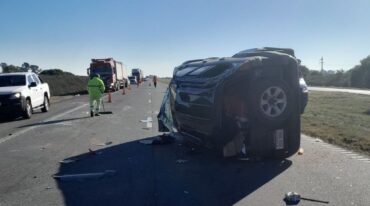 El vehículo quedó atravesado en una de las manos de la autopista