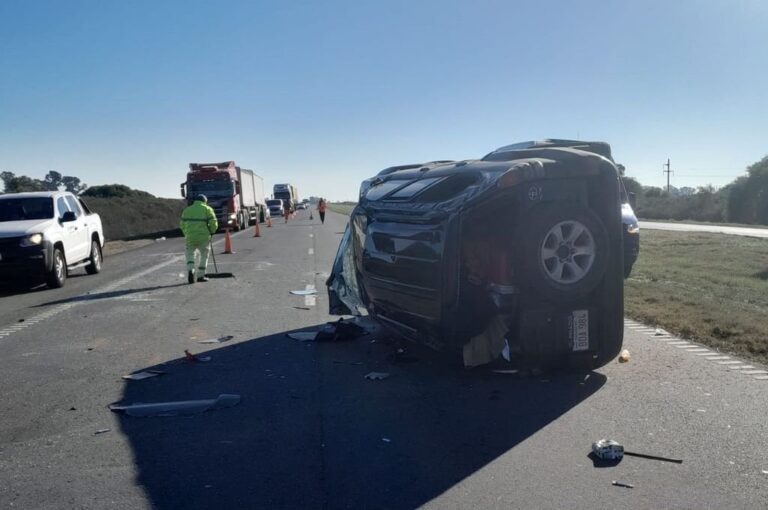 El vehículo quedó atravesado en una de las manos de la autopista