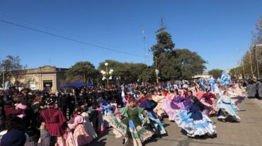 Los espectáculos musicales durante las primeras horas de la tarde con la presentación del grupo Raza