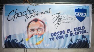 La bandera con la cara de Chacho Comar fue exhibida en el salón polideportivo de La U. Víctor Ludi