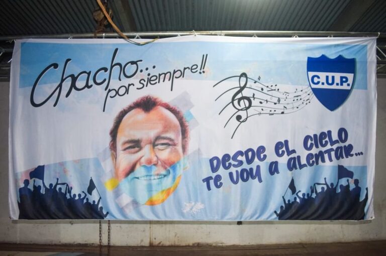 La bandera con la cara de Chacho Comar fue exhibida en el salón polideportivo de La U. Víctor Ludi