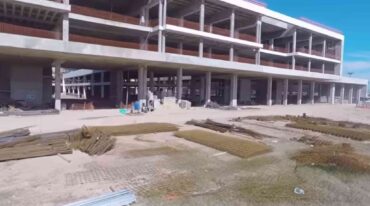 El principal problema que enfrenta el esqueleto que se mantiene en pie en la zona sur de la ciudad es la falta de seguridad de forma permanente.  Archivo.
