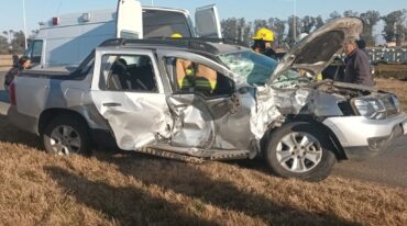La camioneta terminó muy dañada en su estructura. Santiago Albelo -Redes L