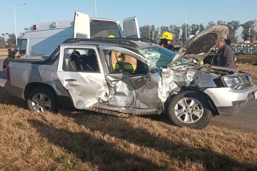 La camioneta terminó muy dañada en su estructura. Santiago Albelo -Redes L