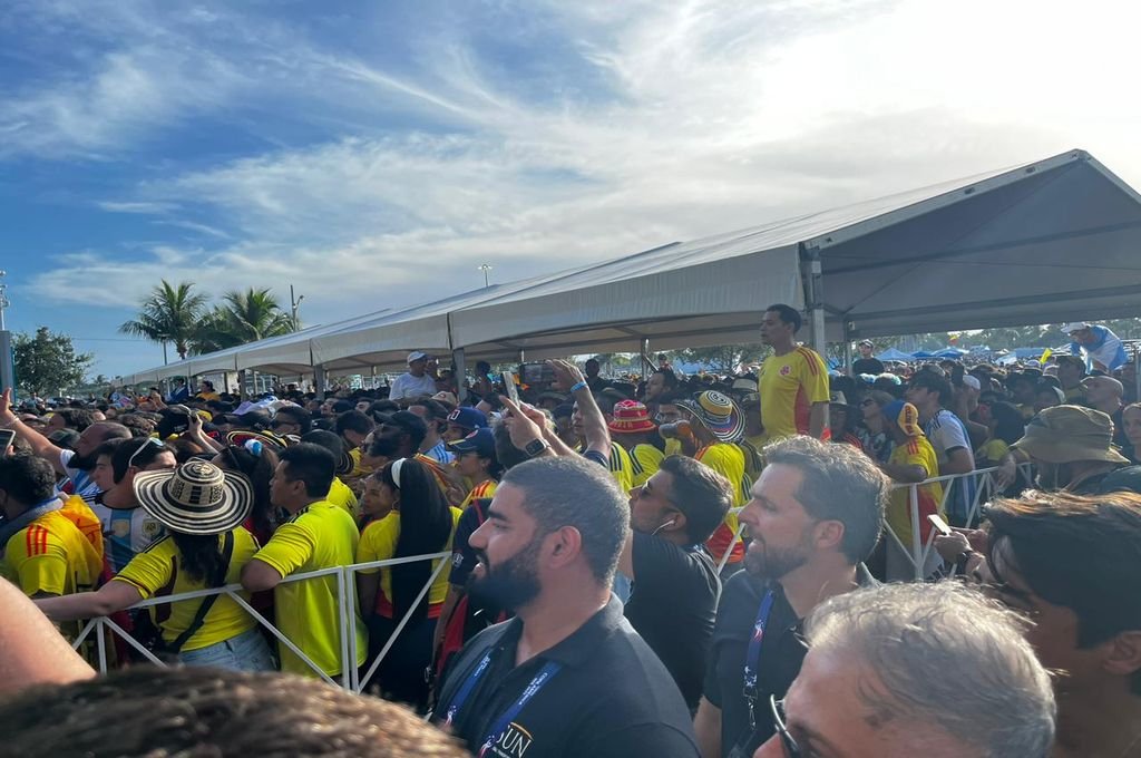 El caos reinó en todos los sectores del estadio