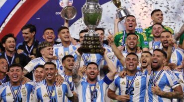 Campeonísimos. Una vez más Argentina levanta la Copa. Reuters.
