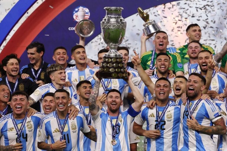 Campeonísimos. Una vez más Argentina levanta la Copa. Reuters.
