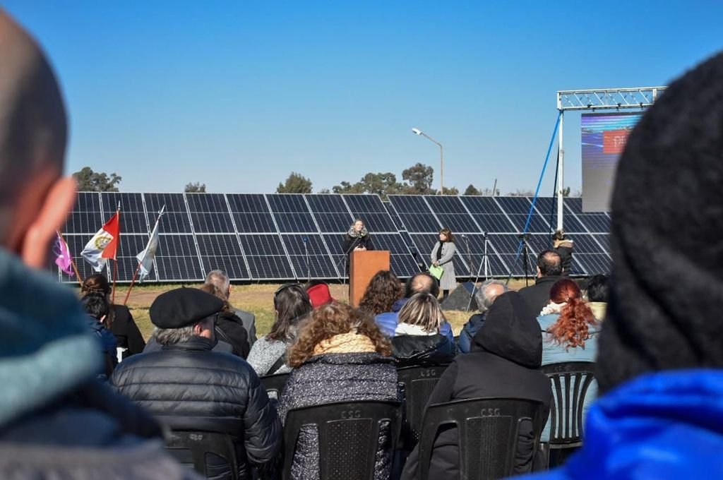 Las pantallas fotovoltaicas instaladas en el predio cuentan con una capacidad inicial de 132 Kvp cuya energía producida.  Gentileza.