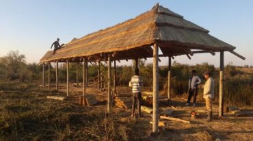 Construcción del quincho que será utilizado como comedor de pescados y lugar de desplazamiento de kayaks.  Gentileza.