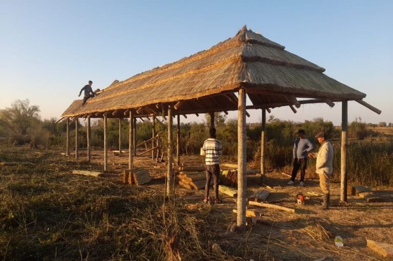 Construcción del quincho que será utilizado como comedor de pescados y lugar de desplazamiento de kayaks.  Gentileza.