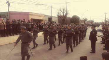 Fuerzas de seguridad en el desfile que contó con todos los grupos policiales y penitenciarios de la provincia.  Gentileza.