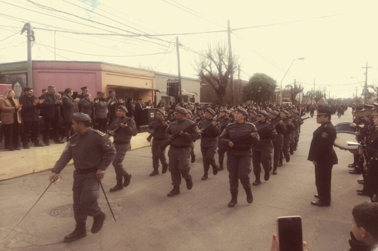 Fuerzas de seguridad en el desfile que contó con todos los grupos policiales y penitenciarios de la provincia.  Gentileza.