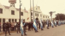Abanderados y escoltas frente a la Cárcel de Coronda.  Gentileza.