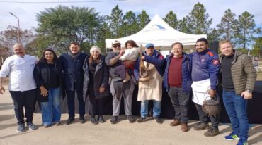 El equipo ganador exhibe sus premios