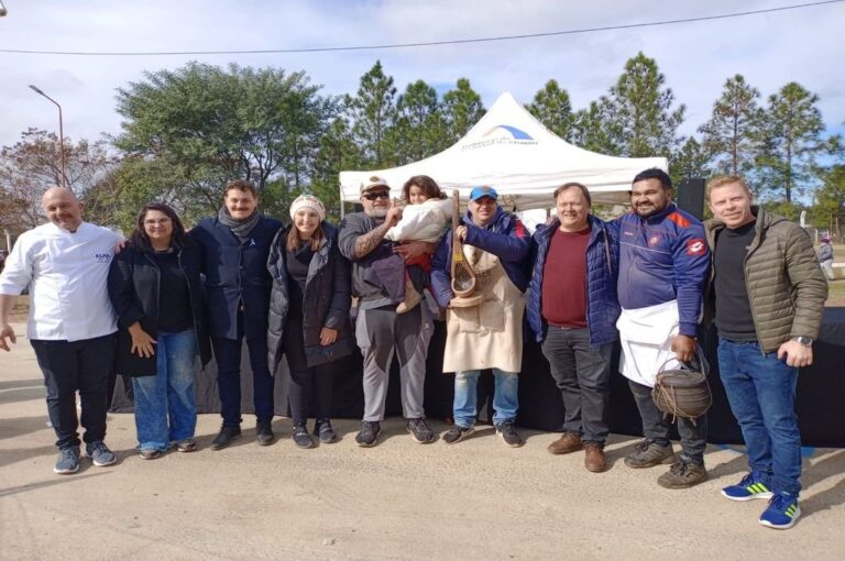 El equipo ganador exhibe sus premios