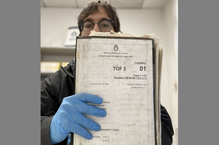 Sinay tomó la foto en el archivo judicial de la UFI AMIA.