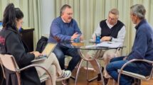 Durante la reunión también las autoridades ratificaron que los primeros días de agosto comienza la pavimentación de los accesos por calle Junín y La Paz entre Caseros y RP13