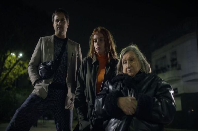 "Un paseo ultradeformer" tiene muchos elementos del 'road movie'.  Gentileza.