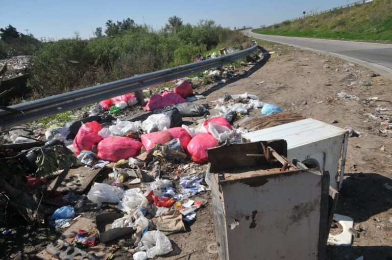 El municipio viene aplicando la estrategia de limpiar mini basurales imponiendo plazas de bolsillo y abriendo espacios de uso público. Archivo.