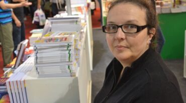 Beatriz Actis es profesora en Letras por la Universidad Nacional del Litoral y residente en Rosario. Es escritora