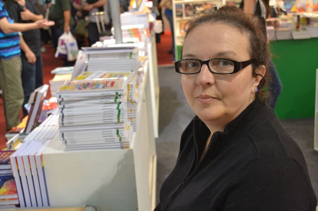 Beatriz Actis es profesora en Letras por la Universidad Nacional del Litoral y residente en Rosario. Es escritora