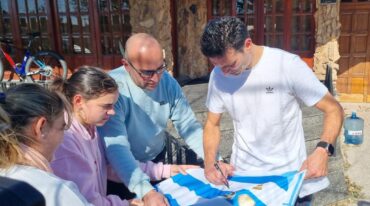 Lionel Scaloni salió de su domicilio para firmarles las camisetas a todos sus seguidores.  Gentileza.
