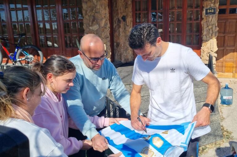 Lionel Scaloni salió de su domicilio para firmarles las camisetas a todos sus seguidores.  Gentileza.