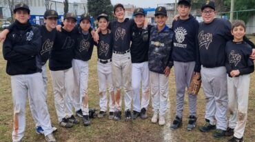 Los chicos de CAE Negro y un merecido campeonato.