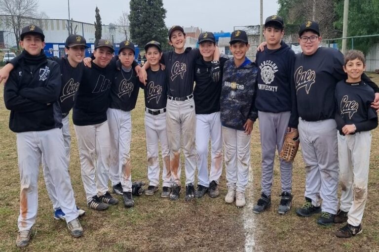 Los chicos de CAE Negro y un merecido campeonato.