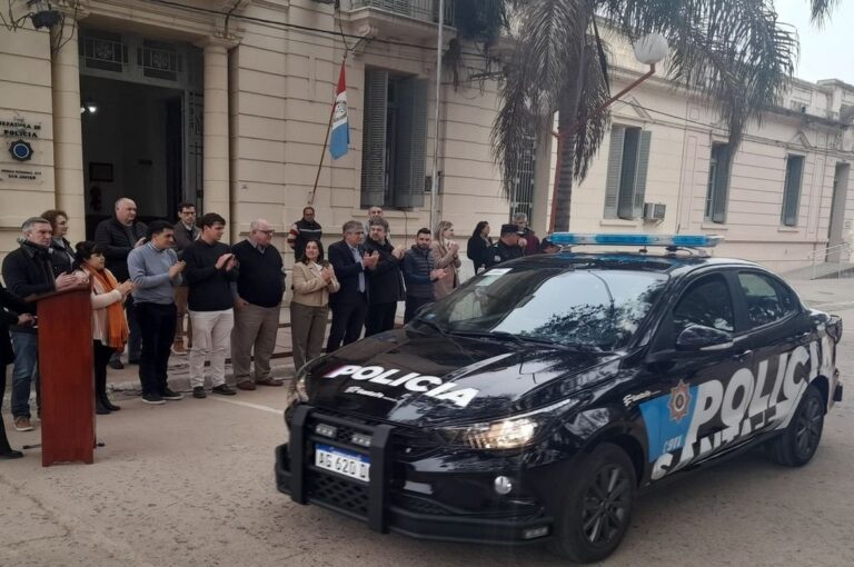 Se entregaron cinco nuevos móviles policiales y diez equipos de comunicación a las fuerzas de seguridad de la región.  Corresponsalía San Javier.