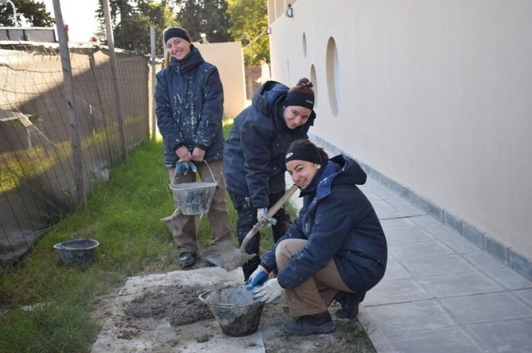 Lea carga la mezcla en el balde que acerca Enea
