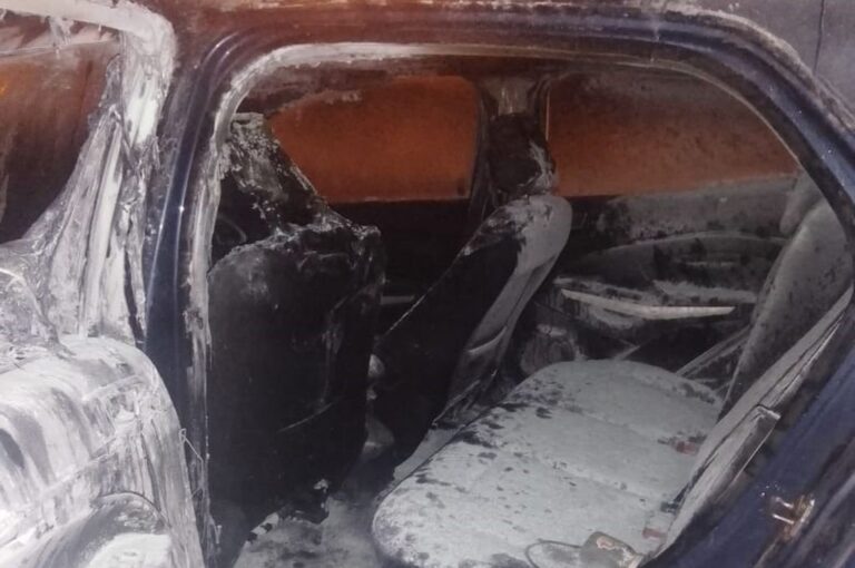 Se trata del cuarto vehículo incinerado en poco más de 24 horas. Gentileza Policía de Rosario.