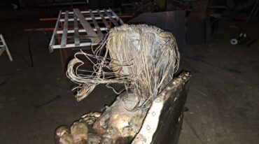 Gran parte del cabello de la estatua fue vandalizado.  Gentileza.