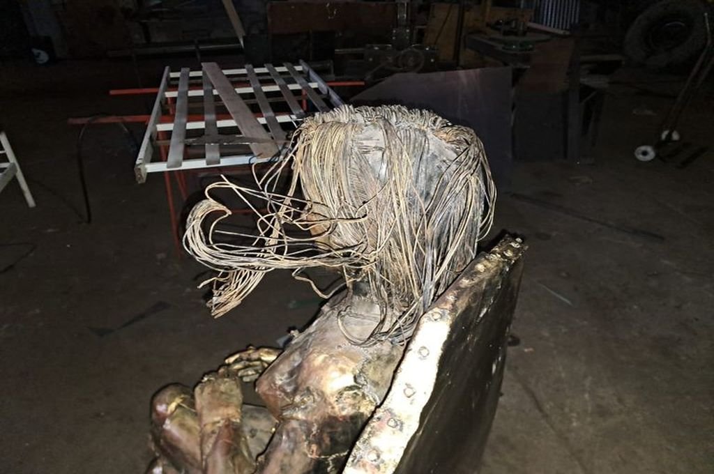 Gran parte del cabello de la estatua fue vandalizado.  Gentileza.