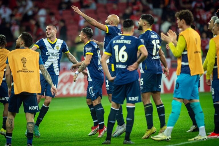 Celebración. Todo Central festejó el pase a octavos tras dejar afuera a Inter de Brasil. Red social X (Rosario Central)