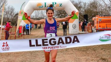 La bonaerense Laura Vedia redondeó un gran finde en La Paz. El sábado dio tips de carrera en la charla técnica y el domingo puso en práctica sus saberes. Gentileza Running Time