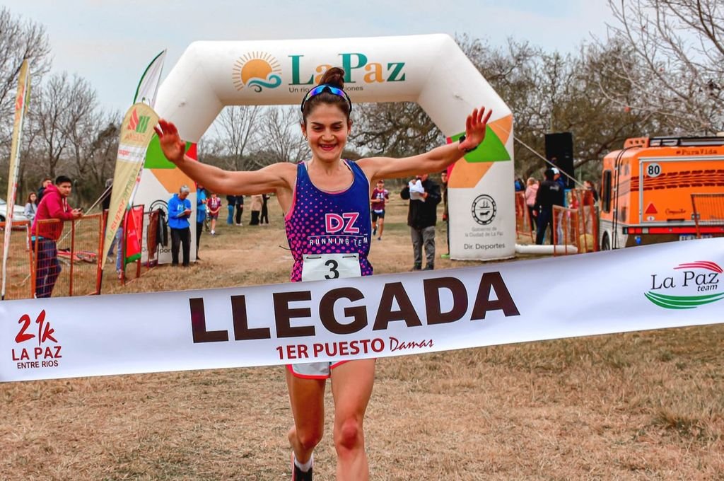 La bonaerense Laura Vedia redondeó un gran finde en La Paz. El sábado dio tips de carrera en la charla técnica y el domingo puso en práctica sus saberes. Gentileza Running Time