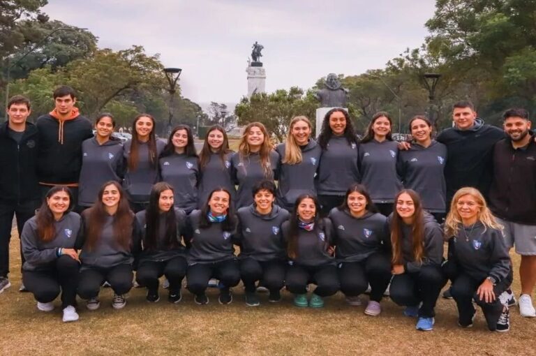 Jugadoras y cuerpo técnico panzaverde antes de viajar hasta la ciudad santafesina. Gentileza Colo Cabrera