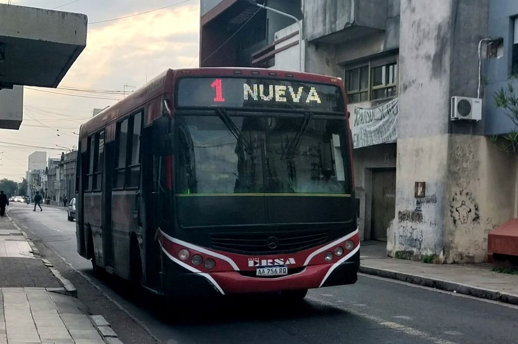 Los colectivos circulan con horarios reducidos. Nicolás García