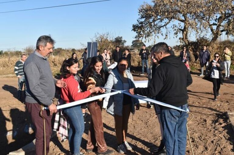 El corte de cinta para la apertura de este núcleo de viviendas sociales. Gabriel Acosta.