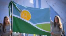 Alumnos de la escuela secundaria desplegando la enseña feliciana en el acto. Betiana Galiasso.