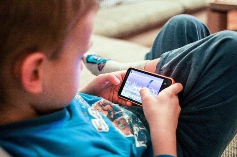 Lo recomendable es que los niños no usen pantallas antes de los 2 años. Y luego de esa edad