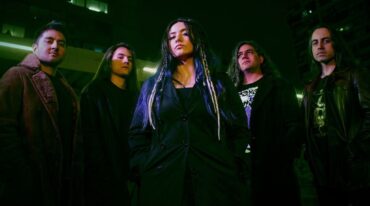 "Gemini" es un tema que habla de la dualidad de las personas.  Gentileza.