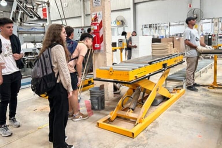 La relación de la Facultad de Arquitectura y Diseño con empresas permite a los estudiantes fortalecer su vocación a través de la práctica y la experiencia. Prensa UCSF