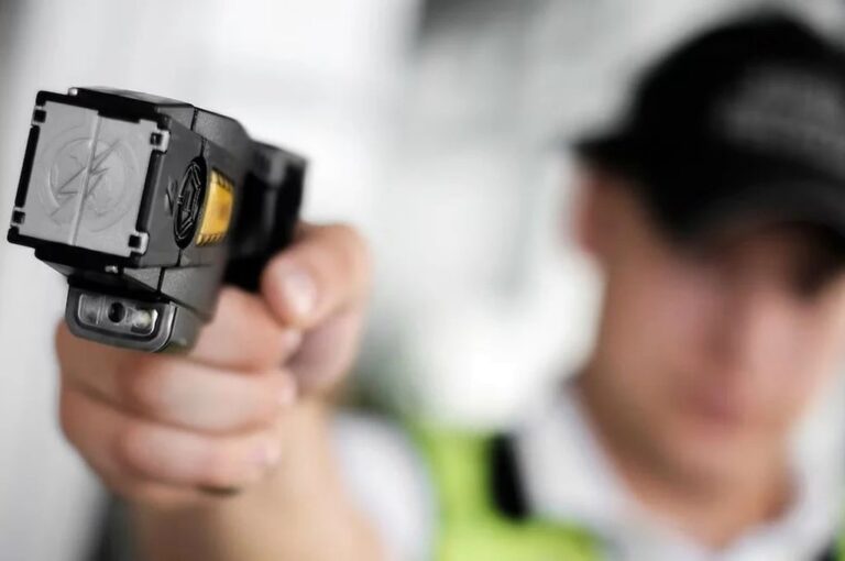 Los agentes portarán al mismo tiempo la pistola taser y la reglamentaria