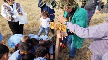 La iniciativa fue organizada por la Fundación Florián Paucke bajo su proyecto Plantemos y Cuidemos los Árboles y contó con la colaboración de diversas instituciones educativas