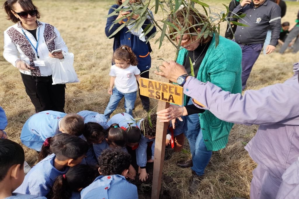 La iniciativa fue organizada por la Fundación Florián Paucke bajo su proyecto Plantemos y Cuidemos los Árboles y contó con la colaboración de diversas instituciones educativas