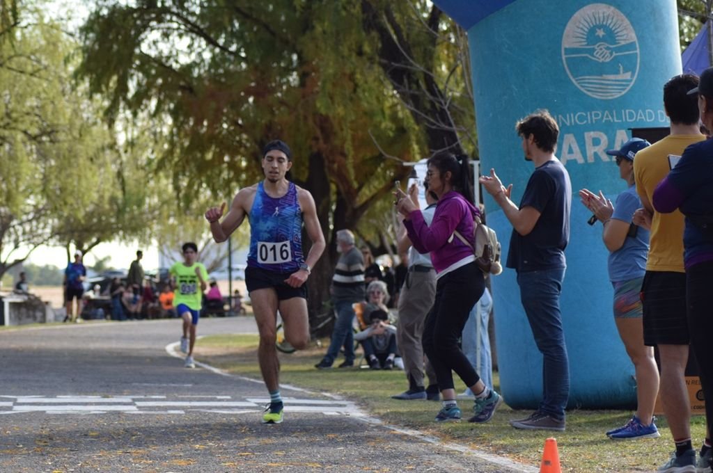 Esteban Espíndola ganó la clasificación general de la rama masculina y se quedó con la mejor marca de la pista