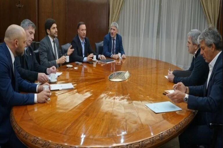 Pullaro y sus tres ministros; Caputo y Pazo como anfitriones en la reunión en Economía.  Gentileza.