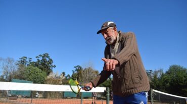 Francisco Blaha enseña el gesto técnico de un golpe de drive. En plenitud